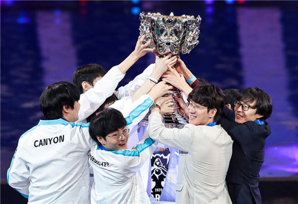 LPL解说公然辱骂观众，官方处理结果出炉：停班7天