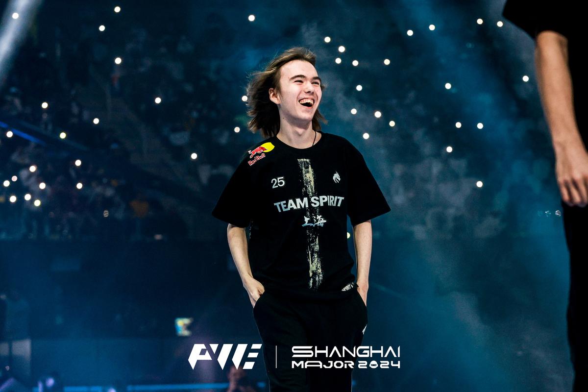 LPL冠军奖杯及世界赛冠军奖杯已完成复刻，并送达EDG基地