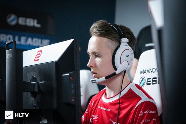 英雄联盟“克里斯关下门”的克里斯回归IG，马上就与超话粉丝互撕